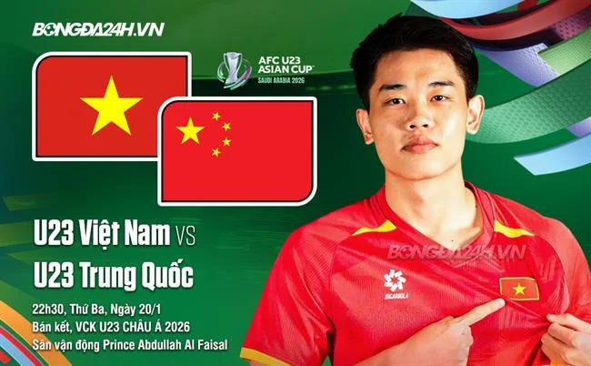 Vận động viên bóng chuyền đang bật nhảy đánh bóng trên sân